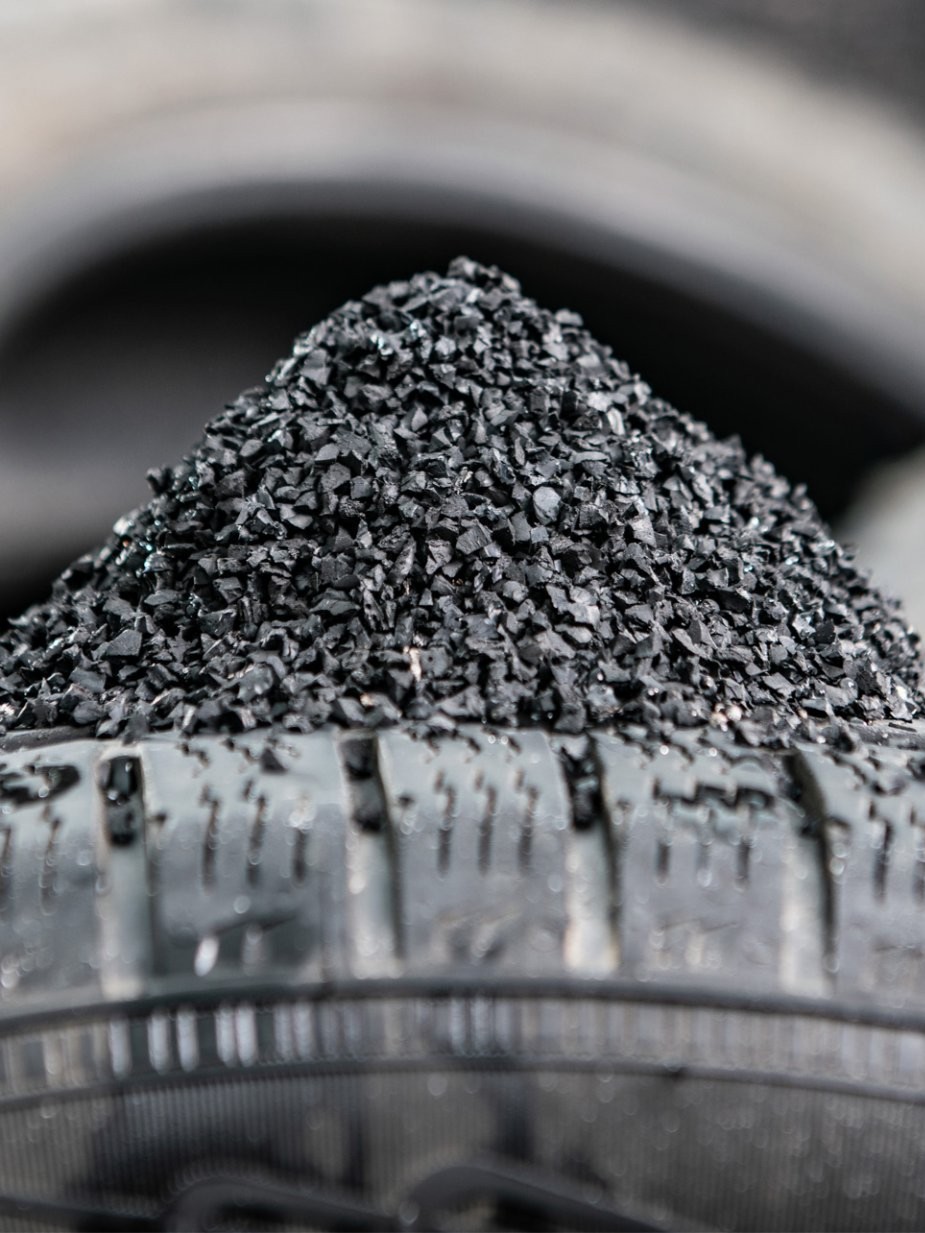 Trituração industrial com descaracterização e separação de materiais.